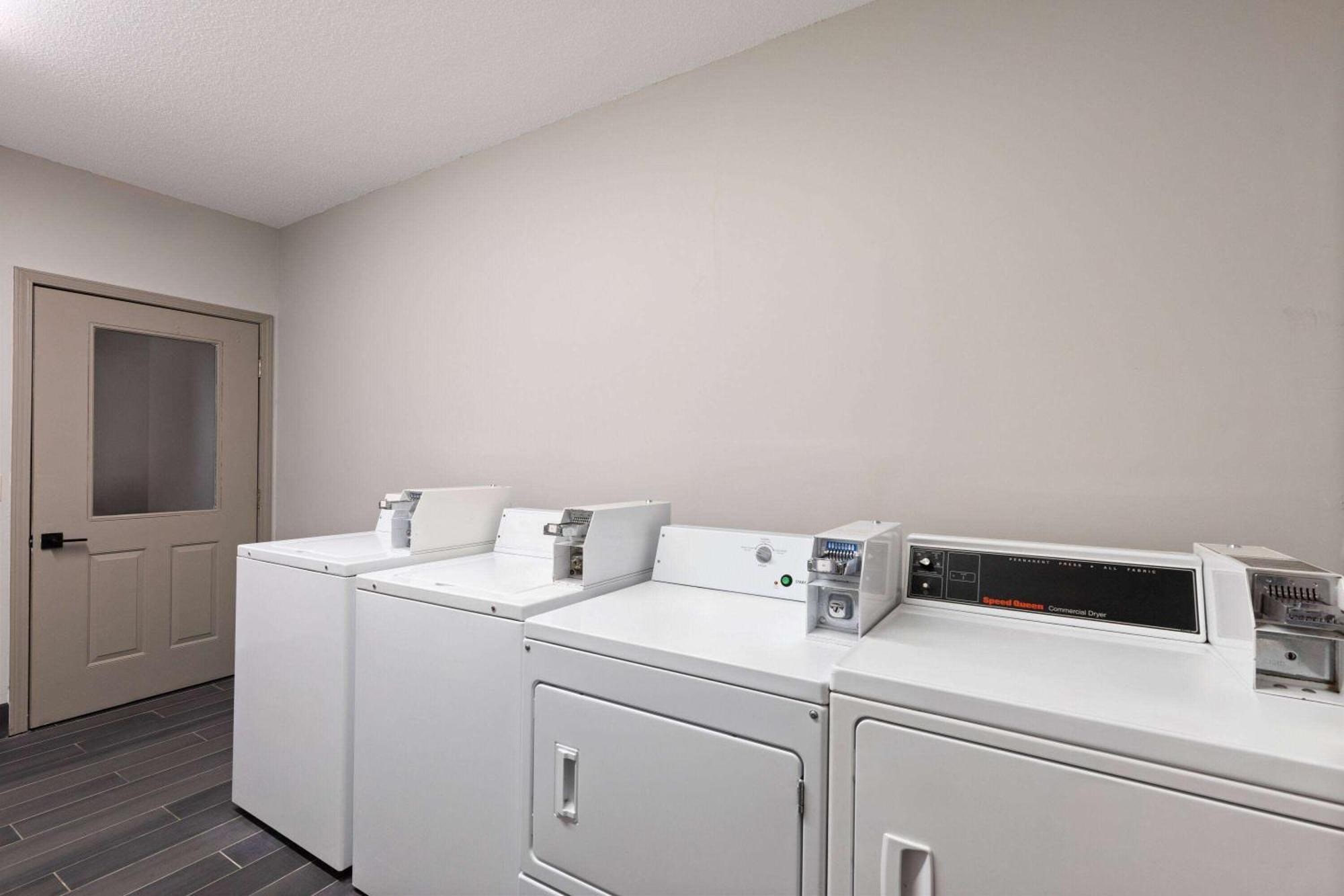Ramada By Wyndham Studio Suites Dothan Exterior foto